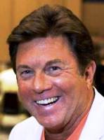 Larry Manetti 4